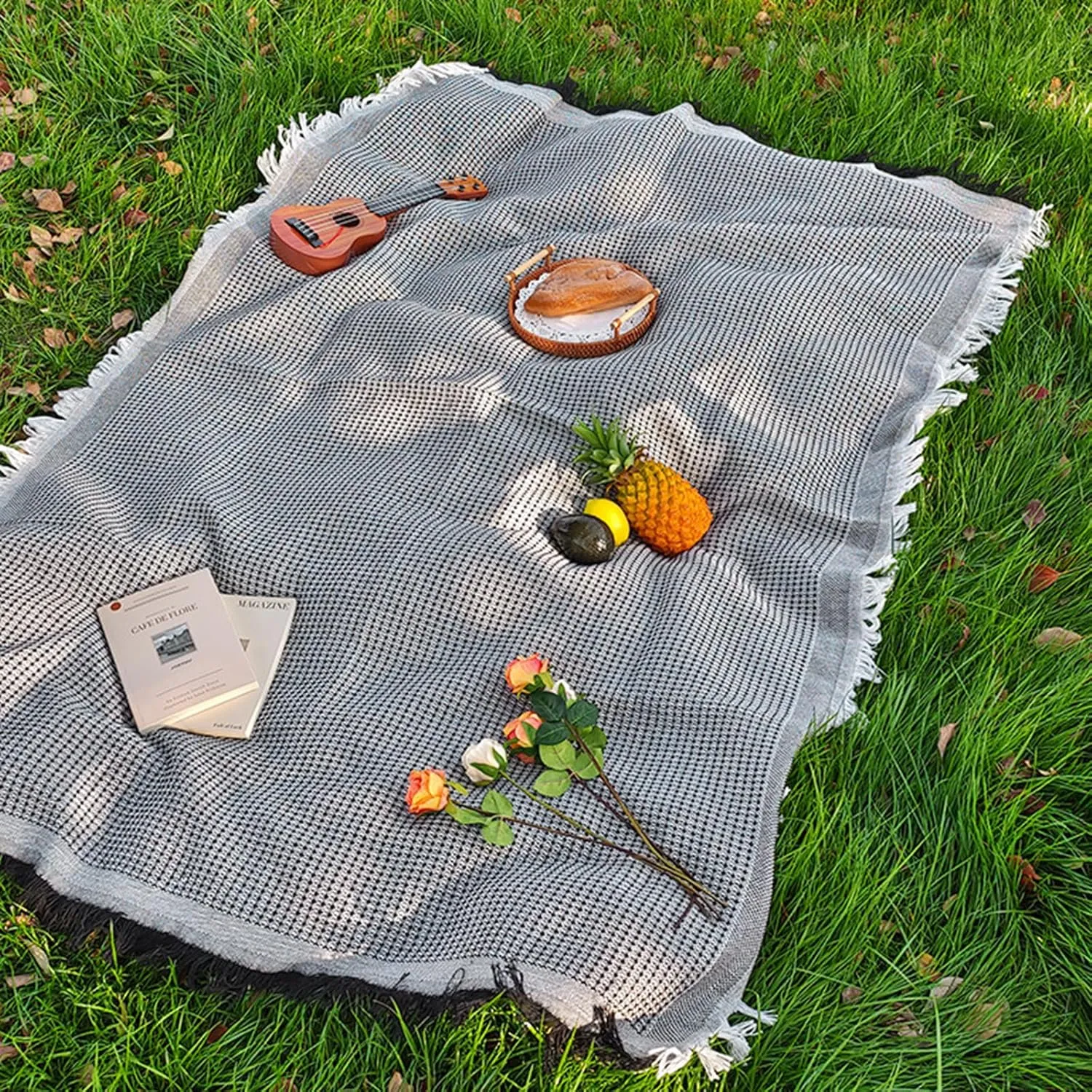 Picnic Blanket, Soft Tassels Foldable Outdoor Lightweight Camping Mat for Park Grassland (Black, 180cmx180cm)