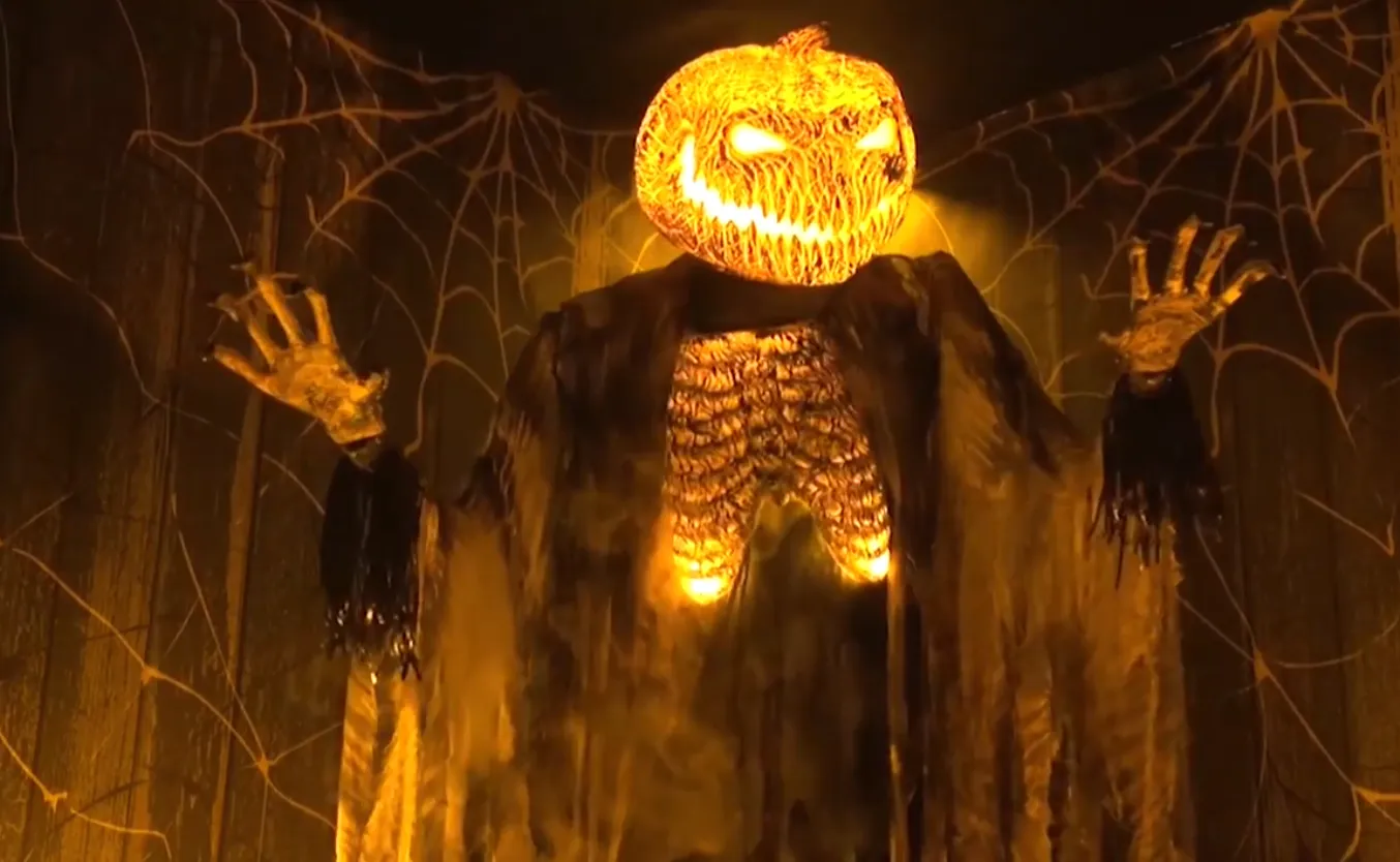 Scorched Scarecrow Animated Prop WITH Fog Machine