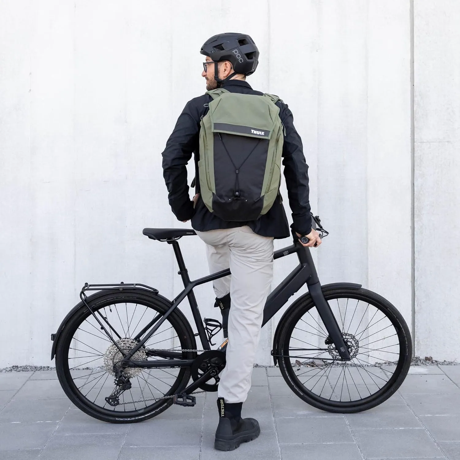Thule Paramount Bike Commuter Backpack - 28L Capacity - Adjustable fit - 16" Padded Laptop Sleeve and 11" Tablet Pocket - Helmet Attachment - Accessible Side Phone Pocket - Taillight Loop